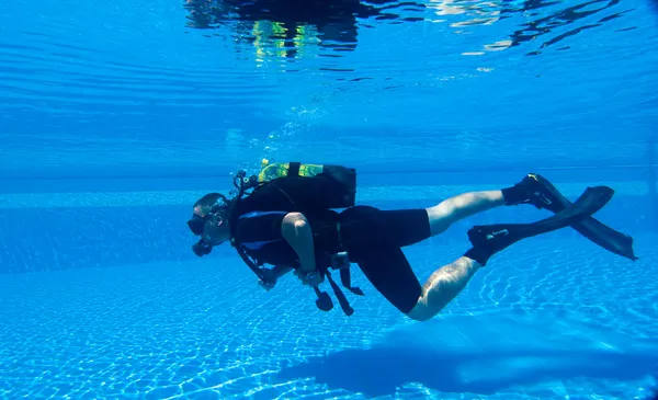 Duiken onder water — Stockfoto
