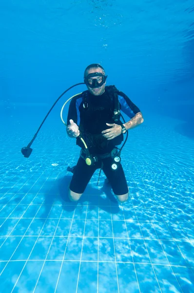 Duiken onder water — Stockfoto