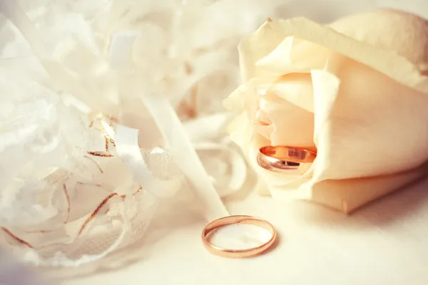 Obrączki ślubne z różą — Zdjęcie stockowe