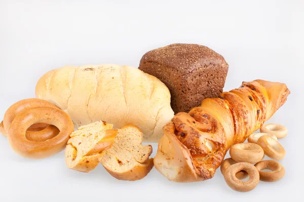 Branco anb pão marrom e bagels isolados em branco — Fotografia de Stock
