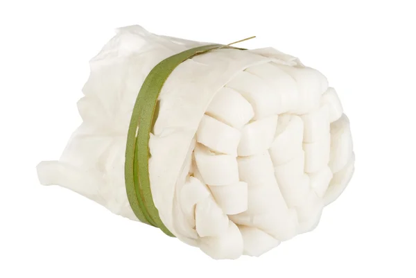 Nouilles de riz plates enveloppées dans du papier sulfurisé — Photo