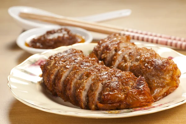 Пять пряностей из свинины с пряным соусом самбал — стоковое фото