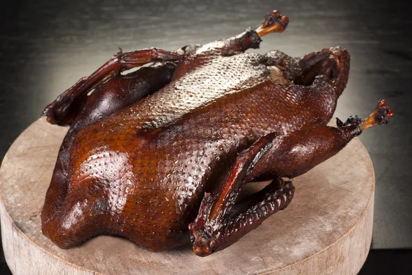 Čínská pečená kachna marinovaná s tmavé sójové omáčky — Stock fotografie