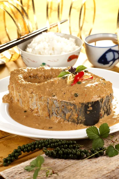 Stekt havskatt i grön peppar curry — Stockfoto
