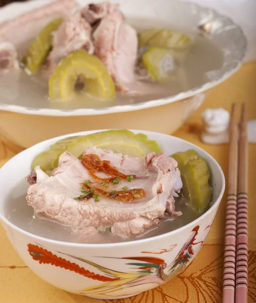 Суп из свиных рёбер с горькой тыквой — стоковое фото