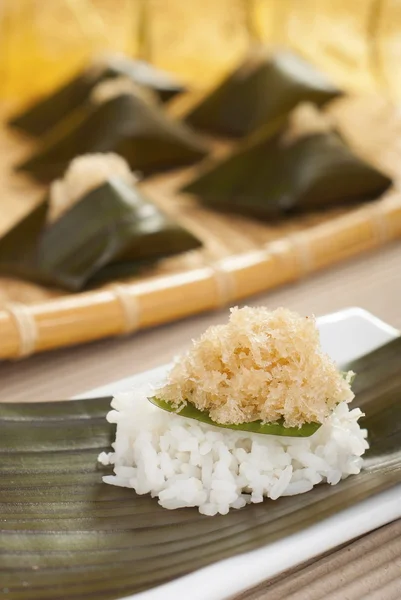 Klibbig ris paket med söt kokos fylla — Stockfoto