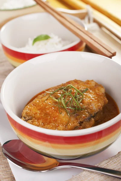 Thai kryddig fisk biffar toppad med sågtand koriander — Stockfoto