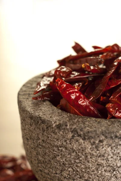 Sušené chilli v kamenné paličkou se kopie prostoru — Stock fotografie