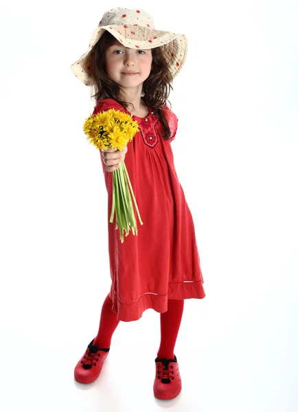 Het meisje geeft u een boeket van Lentebloemen — Stockfoto