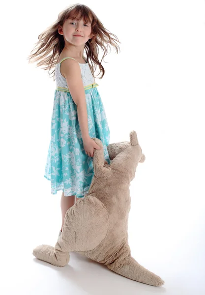 女孩与玩具袋鼠 — 图库照片