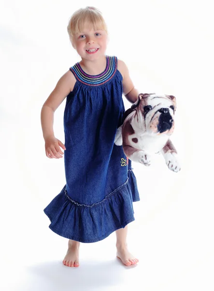 La muchacha hermosa en el vestido azul oscuro abraza al perro — Foto de Stock