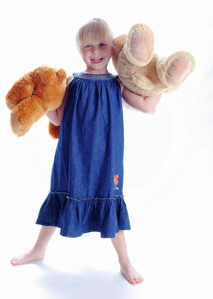 Het meisje vrolijke omarmt teddyberen — Stockfoto