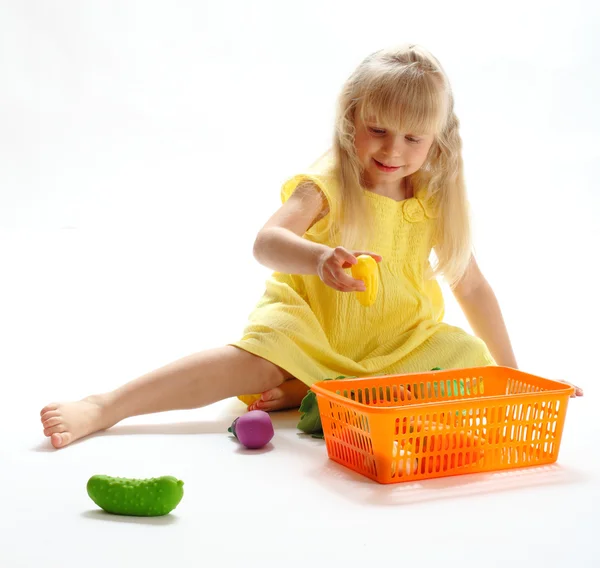 La ragazza gioca frutta giocattolo — Foto Stock