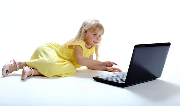 La muchacha aprende a trabajar con el portátil — Foto de Stock
