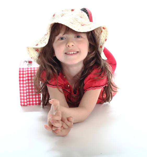 Het kleine meisje ligt in een hoed en glimlacht — Stockfoto