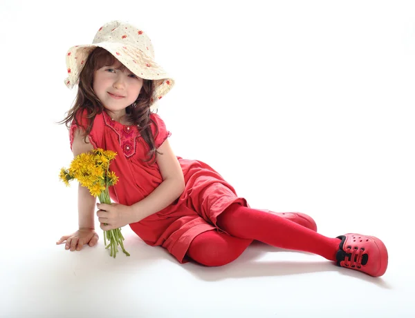 Молодая девушка в полевом одуванчике — стоковое фото