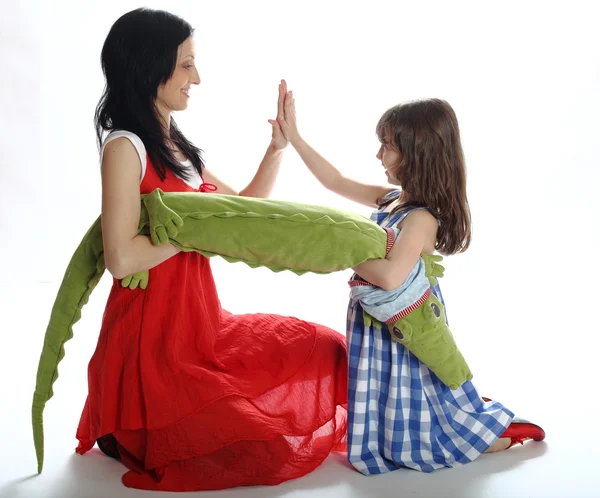 Madre y la hija juegan con un cocodrilo de juguete — Foto de Stock