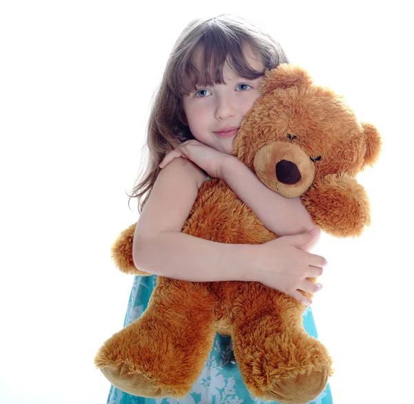 小女孩考虑泰迪熊 — 图库照片