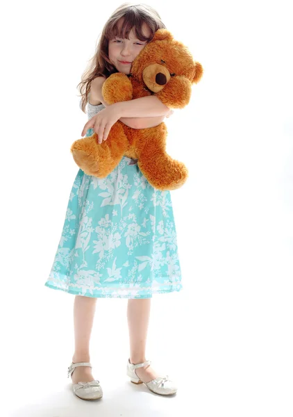 Μεγέθυνση του κορίτσι αγκαλιάζει την αρκούδα — Φωτογραφία Αρχείου