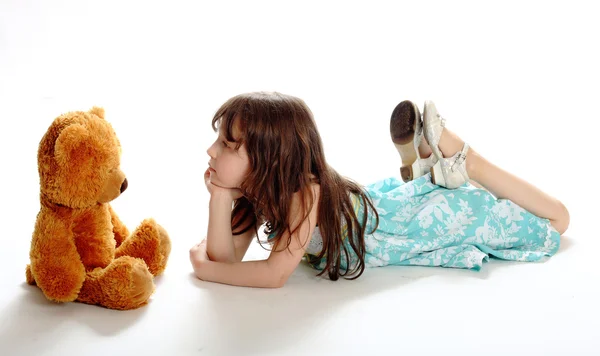 Маленька дівчинка бере плюшевого ведмедя — стокове фото