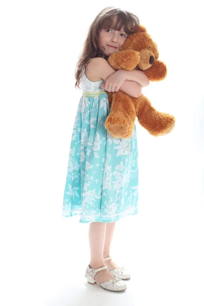 Unga barn kramas en nallebjörn — Stockfoto