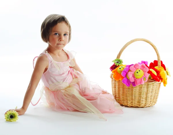 A menina com flores em uma cesta — Fotografia de Stock