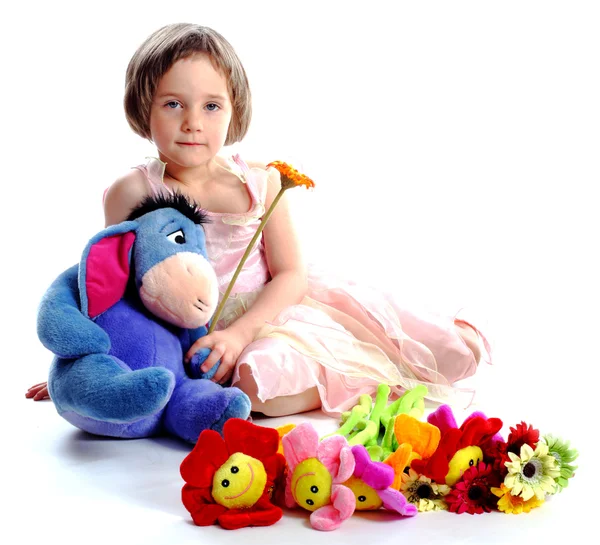 Девушка с искусственными цветами в корзине — стоковое фото