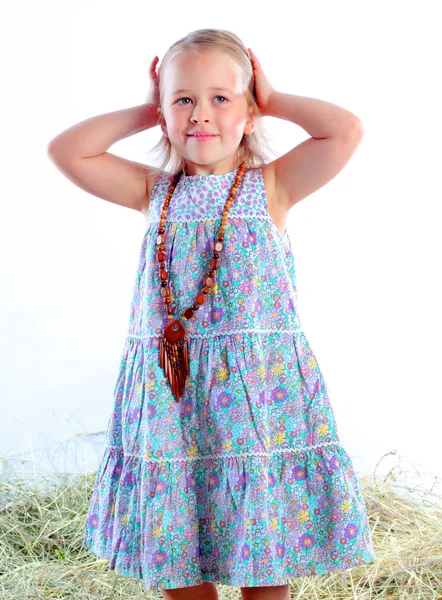 Dívka v krásné korálky kartáče na vlasy — Stock fotografie