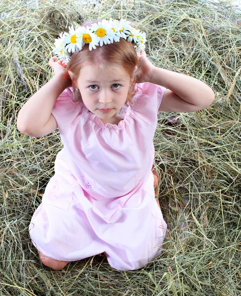 Malá dívka s květinami — Stock fotografie