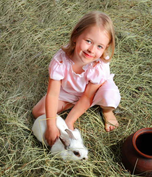Dziewczyna z królikiem — Zdjęcie stockowe