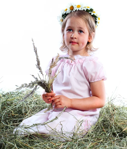 Krásná dívka v věnec z květin heřmánkem — Stock fotografie