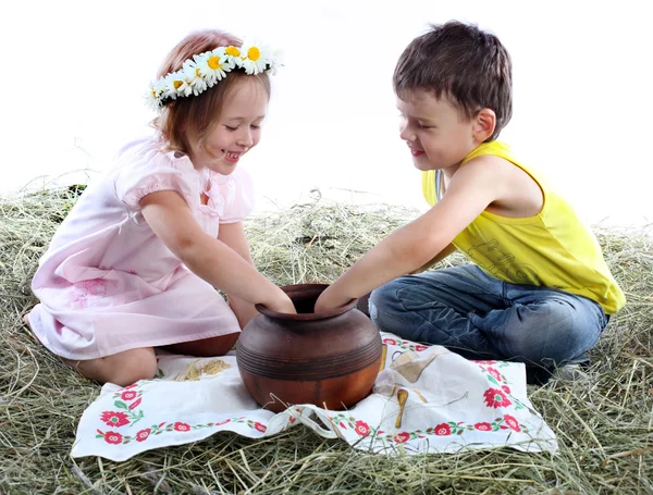 Barn leker med en tillbringare — Stockfoto