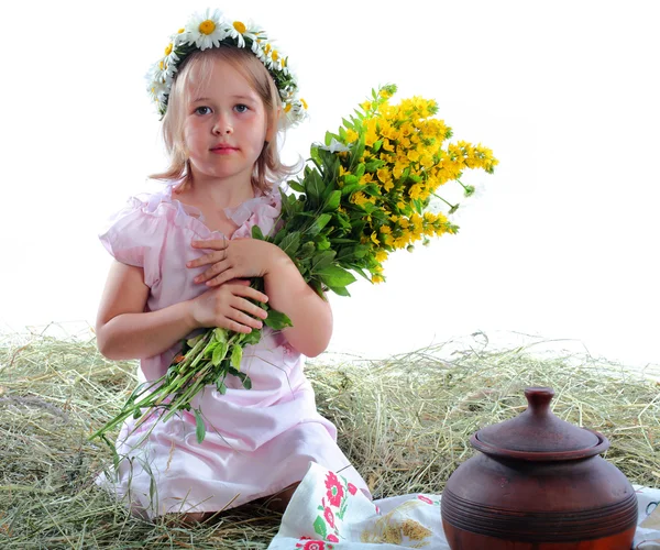 Flickan med en bukett med gula blommor — Stockfoto