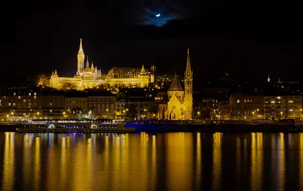 Vissersstrand bastion, st. Matthiaskerk en budai reformatus nacht uitzicht, budapest, Hongarije — Stockfoto