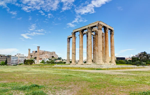 Храм Зевса Олимпийского, Акрополь на заднем плане, Афины, Греция — стоковое фото