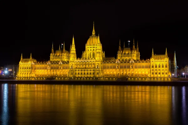在晚上，布达佩斯匈牙利议会 — 图库照片