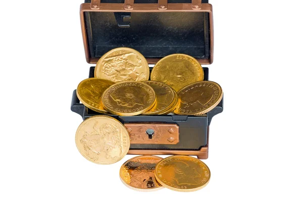 Chest with several gold sovereigns — Stock Photo, Image