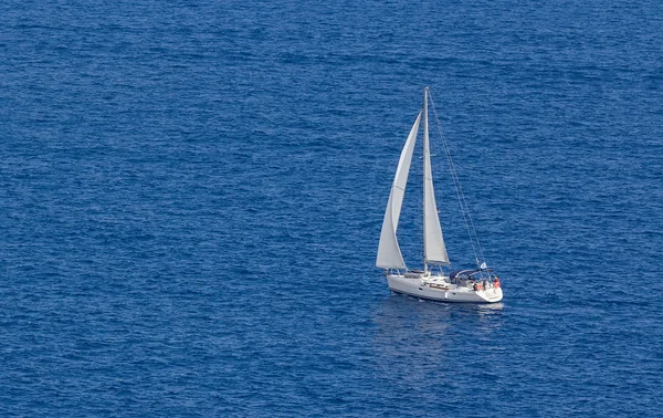 Sailing boat in the Aegean — Stock Photo, Image