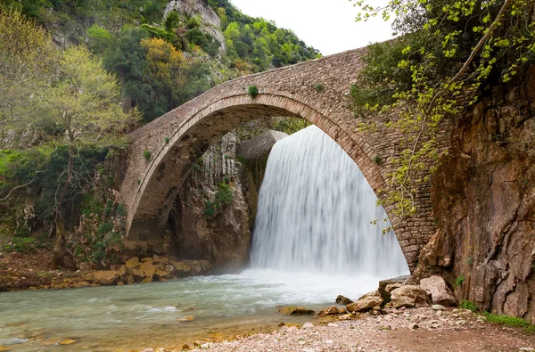 Palaiokarya bron och vattenfallet, Thessalien, Grekland — Stockfoto