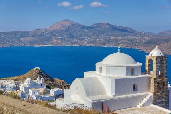 Panagia thalassitra kyrkan och plaka utsikt över byn, milos island, Kykladerna, Grekland — Stockfoto