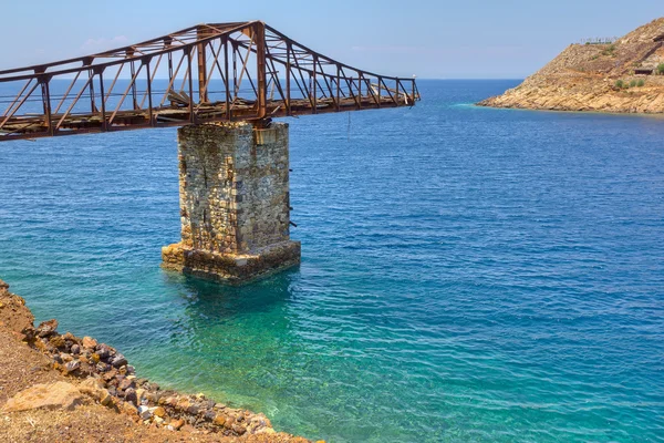 贲门失弛缓症 livadi，serifos 岛，cyclades，希腊的废弃的码头 — 图库照片