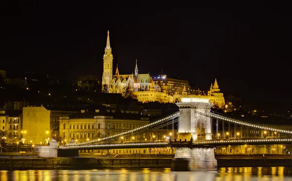 Puente de la Cadena y Bastión del Pescador vista nocturna, Budapest, Hungría — Foto de Stock