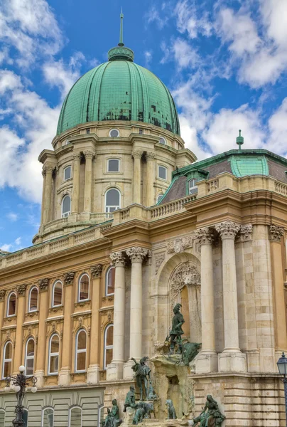 Buda castelo cúpula e Matthias fonte, Budapeste, Hungria — Fotografia de Stock