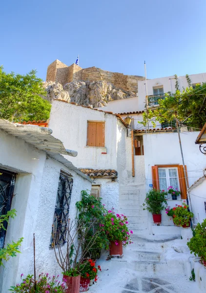 Традиционные дома в Plaka, Акрополь на заднем плане, Афины, Греция — стоковое фото