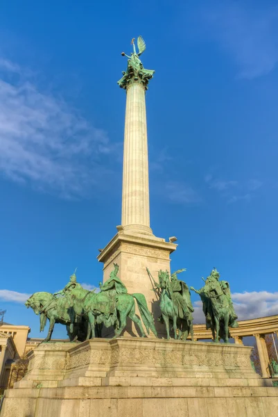 Plaza de los Héroes, columna coronada por una estatua del arcángel Gabriel, Budapest, Hungría — Foto de Stock
