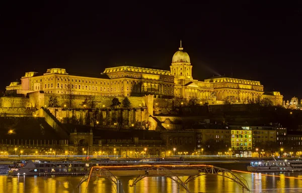 Buda castelo vista noturna, Budapeste, Hungria — Fotografia de Stock