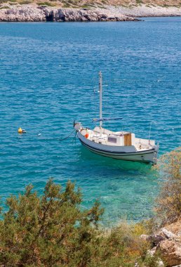 bir Yunan Adası'nda demirli balıkçı teknesi