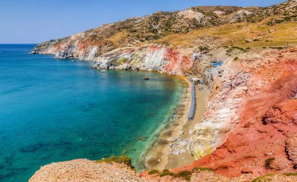 Het kleurrijke strand van paleochori, milos island, Cycladen, Griekenland — Stockfoto