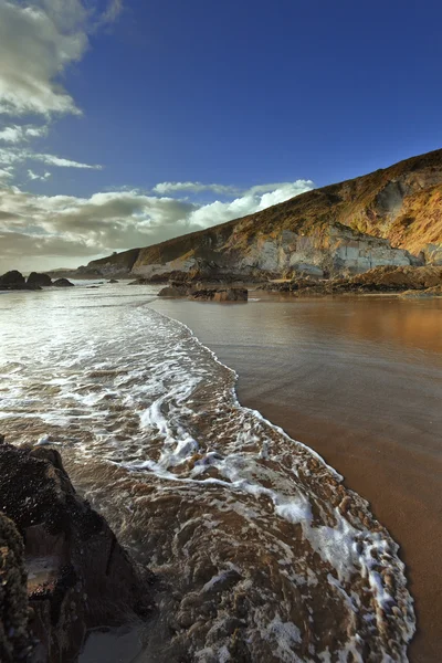 Reflexões sobre Whitsand Bay, Cornwall, Reino Unido — Fotografia de Stock