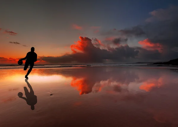 Sylwetka baller kosz na plaży o zachodzie słońca — Zdjęcie stockowe